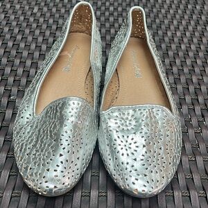 American Eagle Woman Silver Everyday Flat Shoes, Size 9